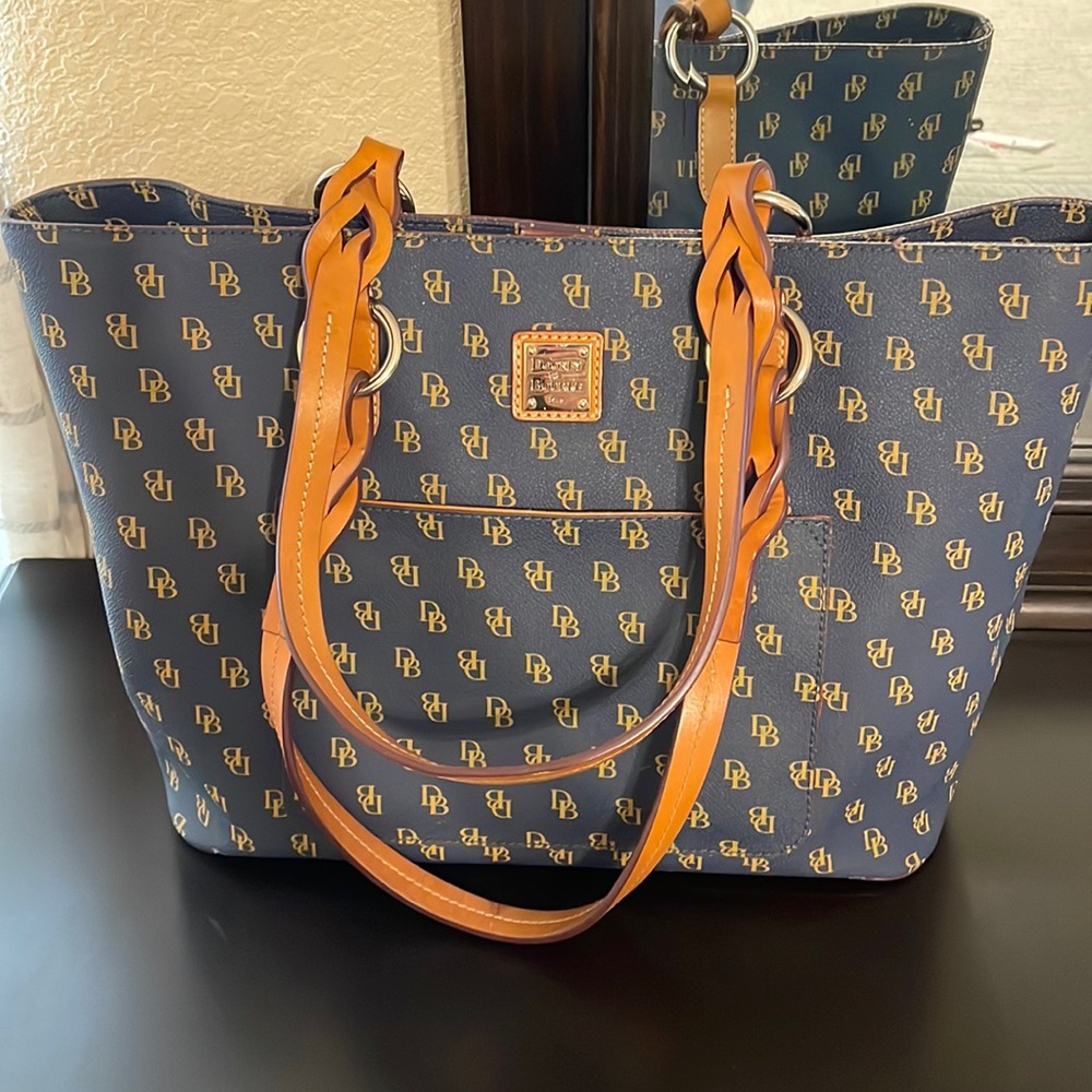 Beautiful LIKE NEW Dooney and Bourke Signature Logo Handbag